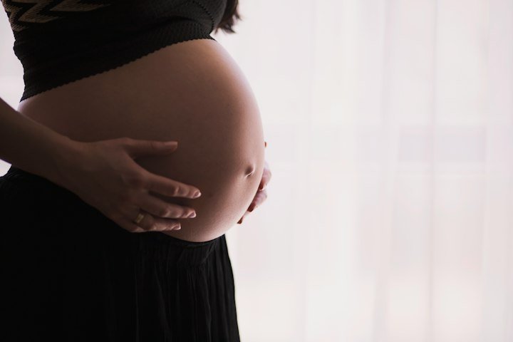 Gestante durante a preparação para a chegada do bebê